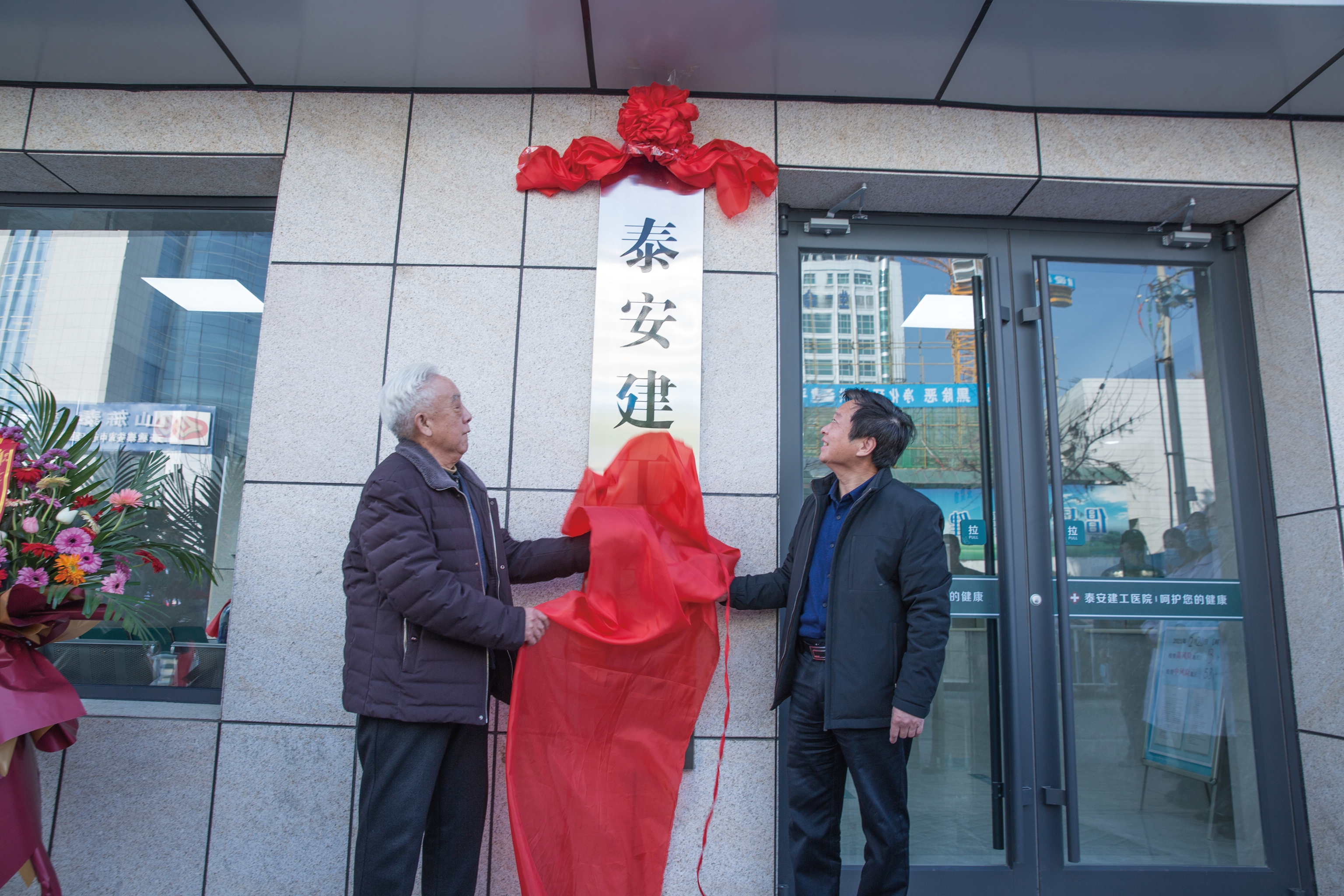 建工醫(yī)院環(huán)境設(shè)備再升級 重裝揭牌