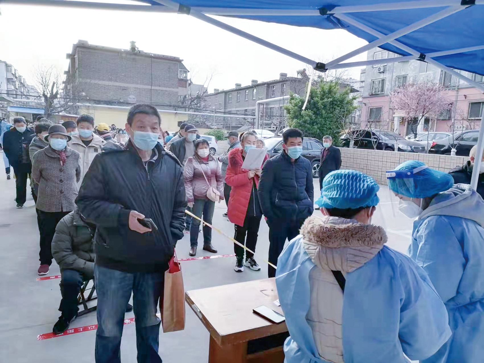 全力配合社區(qū)開展核酸檢測工作